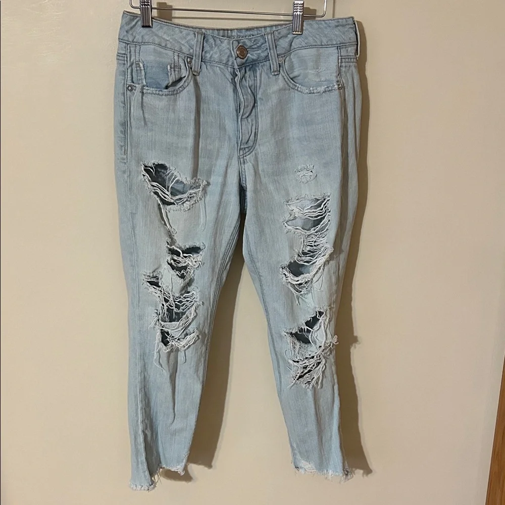 American Eagle Outfitters button fly tomgirl distressed jeans short size 4